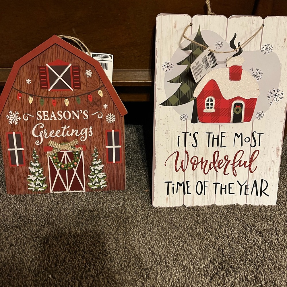 2 Christmas signs to decorate for the holidays! Hang in wall or elsewhere!